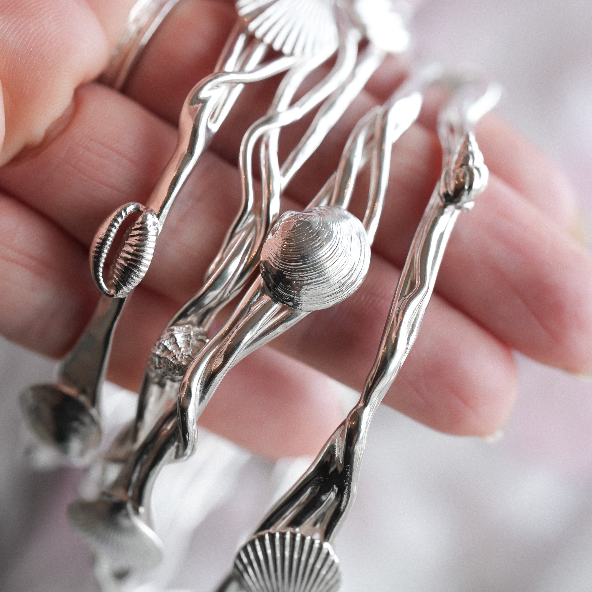 アクセサリー Navajo Wave Sterling Bangle Sterling Silver Ocean Wave Shell Bangle – Element Isle