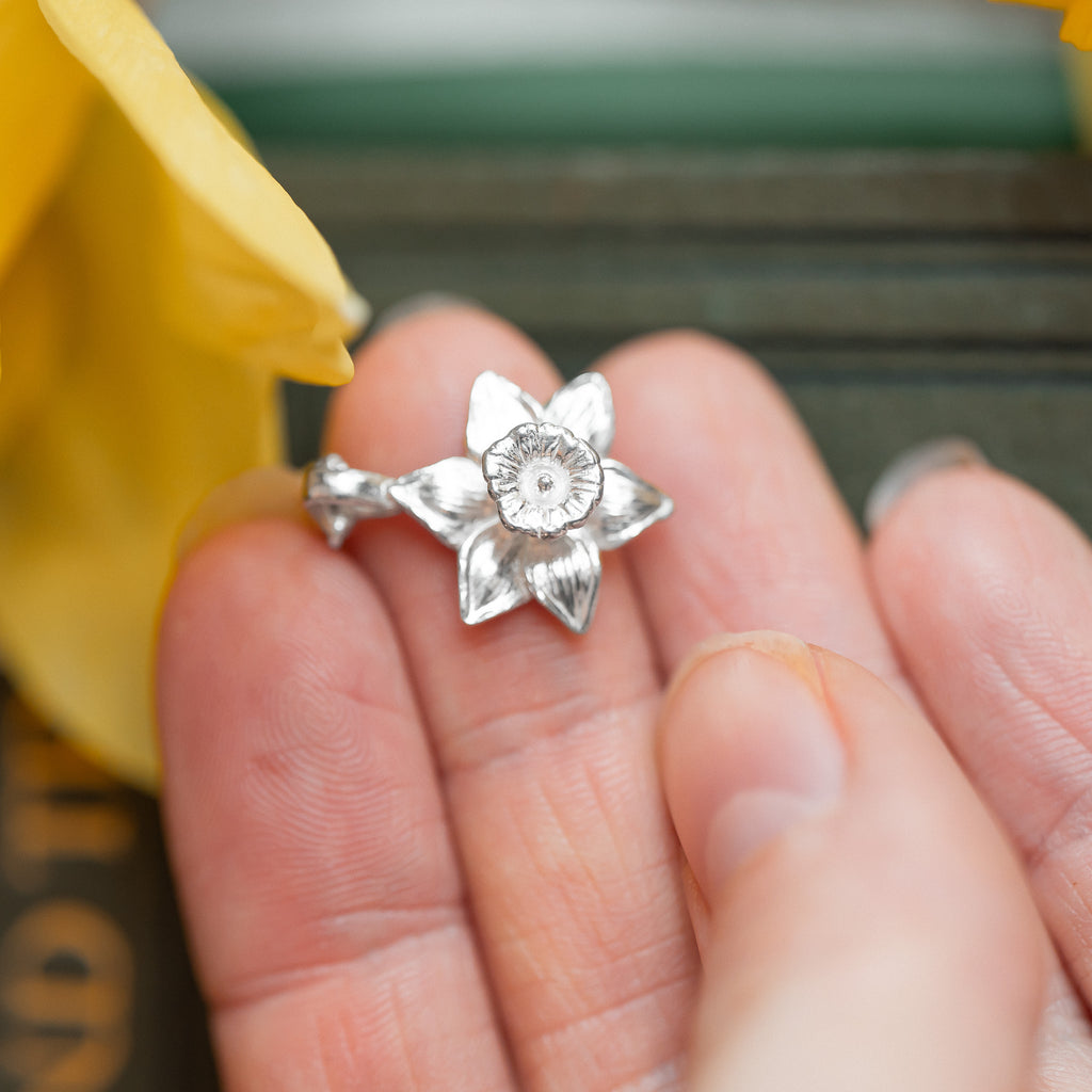 Silver Daffodil Necklace