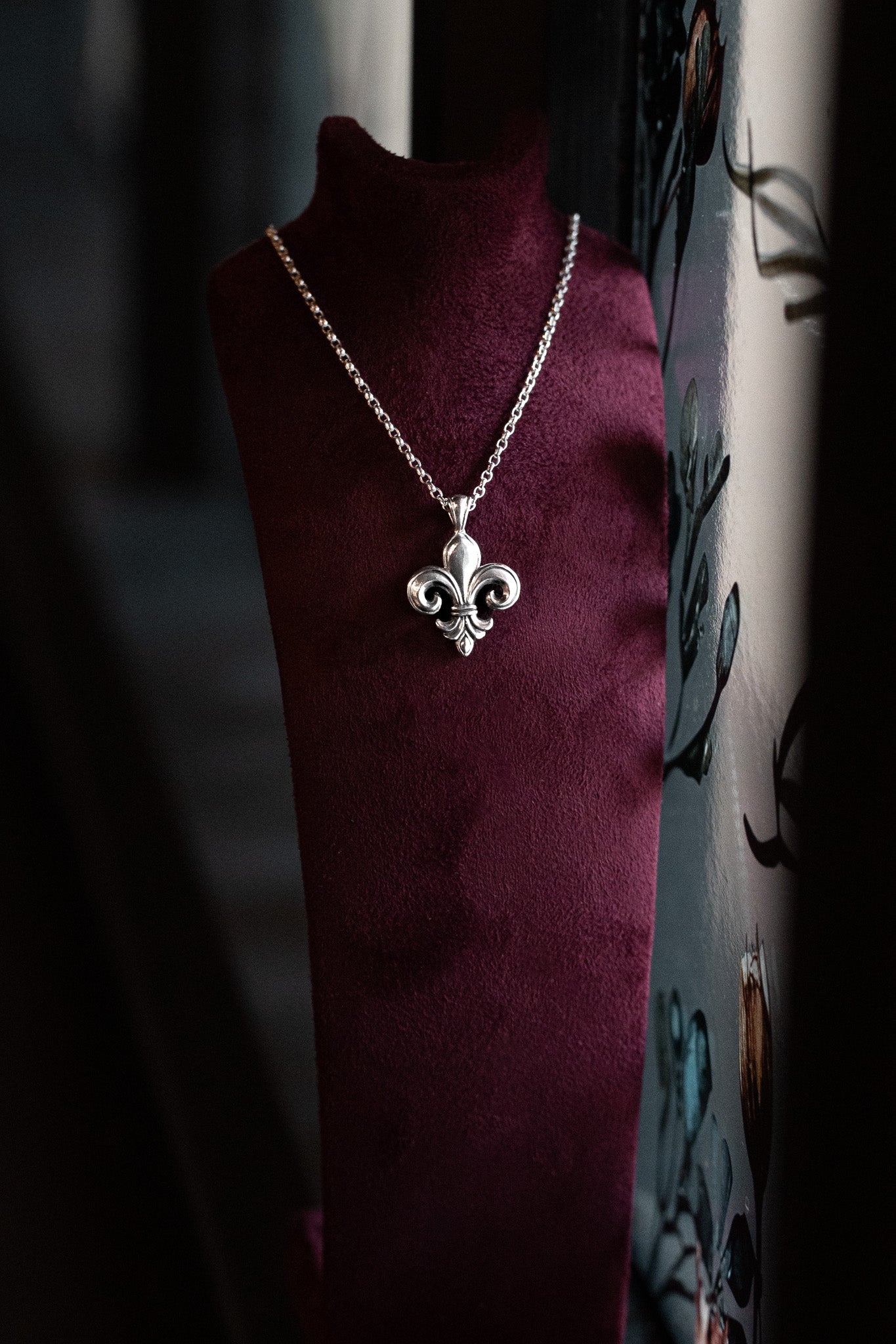 Fleur-de-lis Silver Pendant Necklace