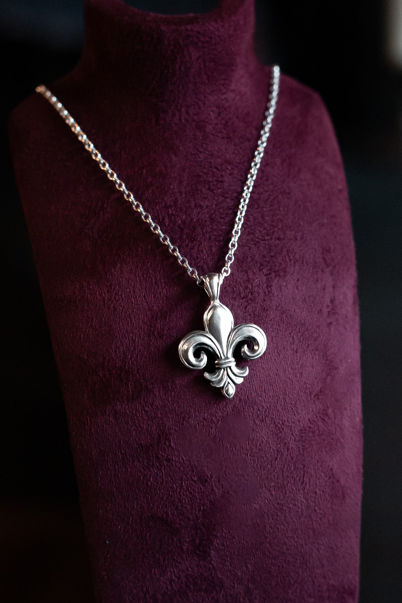 Fleur-de-lis Silver Pendant Necklace