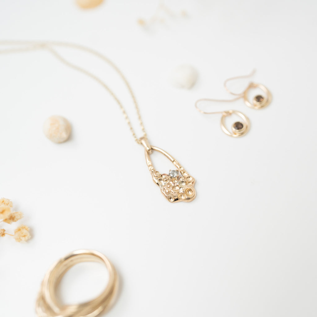 Barnacle Gold Pendant Necklace with Salt and Pepper Diamond